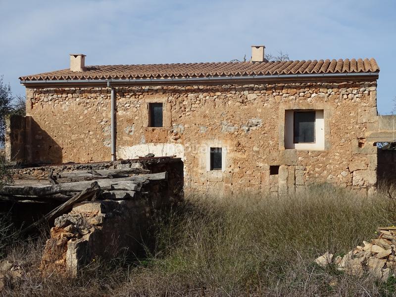 Foto 9fb11a54-951c-4ca2-8520-aee57d6b218a. Masia amb xemeneia a Campos