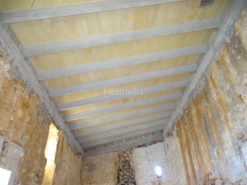 Foto ee08d011-6359-4025-8f76-70e5cec13a2d. Masia amb xemeneia a Campos