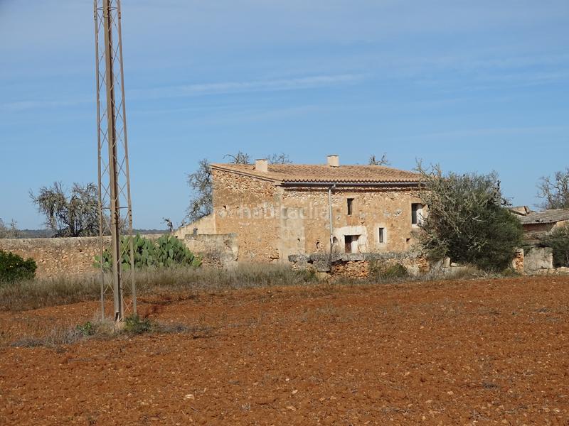 Foto f3354d9f-36fe-4991-ab48-24eca7a13a28. Masia amb xemeneia a Campos