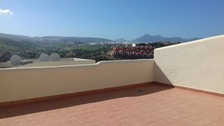 Miete Dachwohnung in Puerto de la Duquesa. Ático urbanización colinas de la duquesa