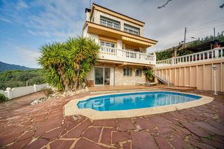 Chalet  Carrer de l'om. El refugio de luz en la font dels enamorats donde el alma de la