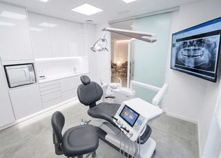 Traspàs Local Comercial a La Nova Esquerra de l´Eixample. Oportunidad de negocio clinica dental con licencias sanitarias y