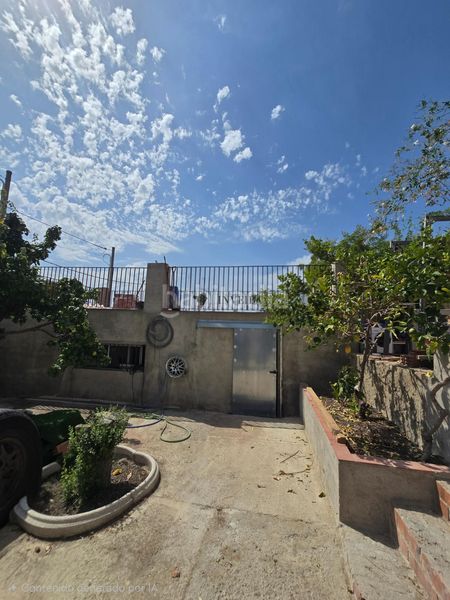 Foto c55e5e5a-f510-475a-a2e4-6cd3f40c9228. Casa  rodeada de zona verde en Castellví de la Marca