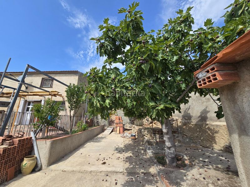 Foto ffe825d6-8986-4f58-bf22-249fe6fc557a. Casa  rodeada de zona verde en Castellví de la Marca