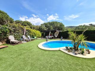 Casa  Avenida margarida. Elegante casa con piscina, jardín impecable y vistas de ensueño!