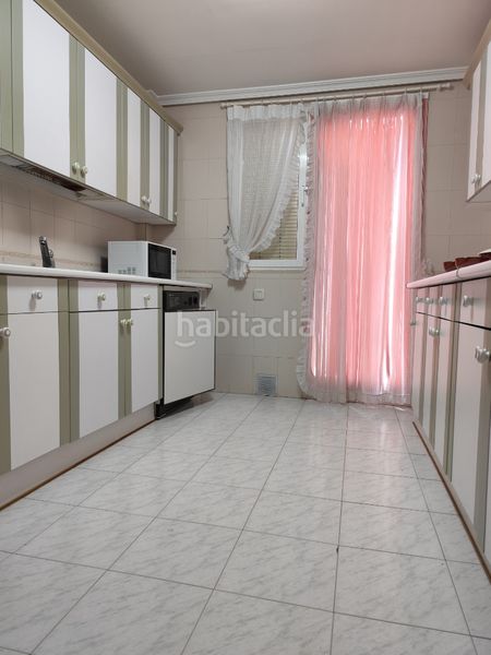 Foto f5a03877-8591-4f61-ba11-50f498e6f91f. Casa adossada amb aparcament a Centro Mérida