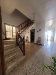 Casa a Arroyo de San Serván. Casa de dos plantas con garaje y nave
