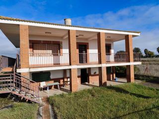 Propriété à Calle santa lucía 8. Chalet de dos plantas con piscina