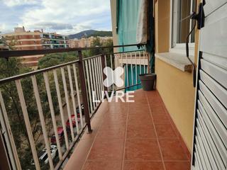 Pis  N/a. Piso de 3 dormitorios dobles, ascensor y balcón muy soleado