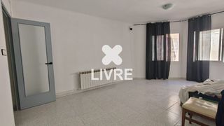 Pis  Estacio. Piso de 83 metros, 3 dormitorios, baño y balcón