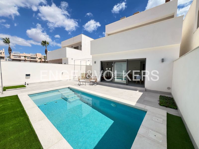 Foto c8552991-bed8-4703-8c94-1ec4ec621531. Casa amb calefacció aparcament piscina a Villamartín-Las Filipinas Orihuela