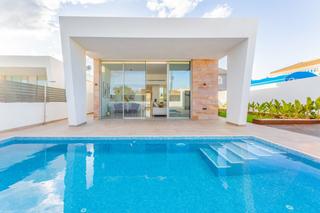 Haus in Zona los Frutales. Villa independiente con piscina en los balcones torrevieja