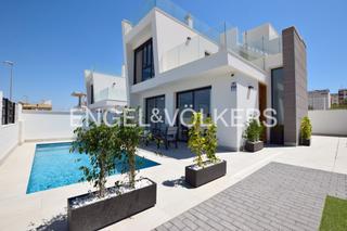 Masia a Montesinos (Los). Nuevas villas con piscina en la herrada