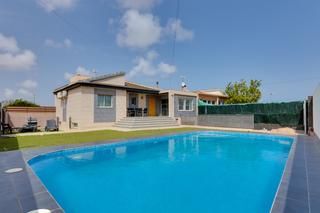 Maison jumelée à Los Balcones-Los Altos. Chalet en gran parcela con piscina en los balcones