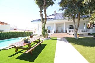 Maison à Zona Carrefour - Urbanizaciones. Chalet de lujo con piscina en torreta florida torrevieja