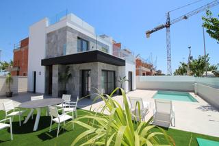 Haus in Pilar de la Horadada Ciudad. Residencial chalets independientes de obra nueva con piscina en