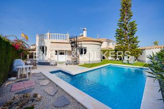 Casa a Playa Flamenca. Casa independiente con piscina en la zenia