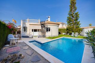 Casa en Playa Flamenca. Casa independiente con piscina en la zenia
