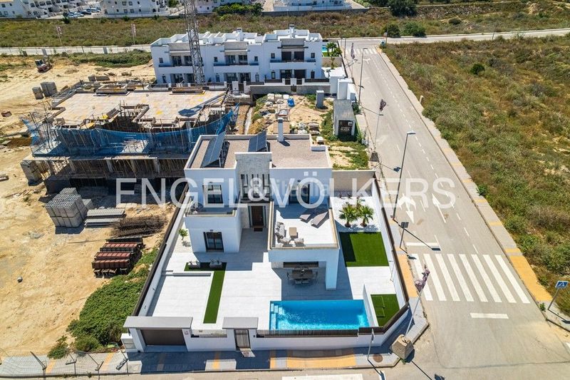 Foto d17272a7-6b1d-4fa2-9373-44d8cd6b0861. Casa amb calefacció aparcament piscina a Desamparados - Hurchillo - Torremendo Orihuela