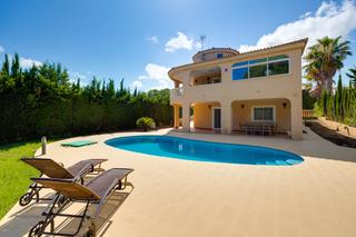 Masia en Los Balcones-Los Altos. Villa espaciosa con piscina en los balcones