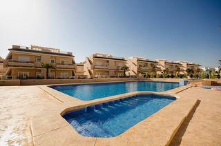 Apartamento en Pilar de la Horadada Ciudad. Apartamento con jardín privado y terraza en pilar de la horadada