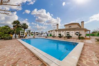 Masía en Almoradí. Exclusiva villa con tres viviendas independientes, piscina y pis