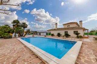 Mas à Almoradí. Exclusiva villa con tres viviendas independientes, piscina y pis