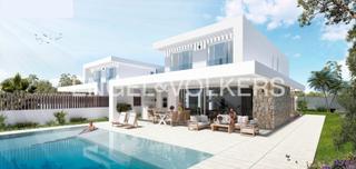 Casa en Los Balcones-Los Altos. Chalet unifamiliar de obra nueva con vistas a las salinas en los