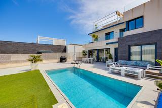 Maison à San Miguel de Salinas. Casa moderna con piscina y vistas abiertas entre villamartin gol