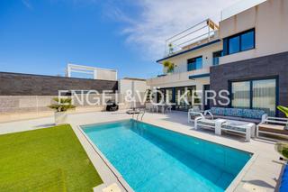 Casa a San Miguel de Salinas. Casa moderna con piscina y vistas abiertas entre villamartin gol
