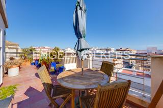 Dachwohnung in Puerto Deportivo. Ático con garaje, solárium y vistas al mar en torrevieja