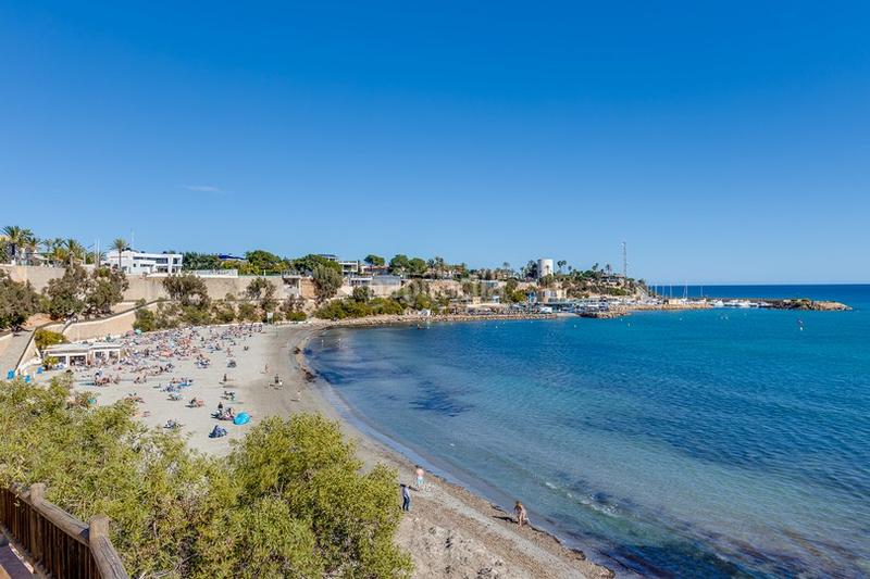Foto 3bb3edc9-a7d4-490e-9838-01007576dba5. Casa chalet de estilo mediterráneo en Cabo Roig a 300 m de la caleta en Orihuela