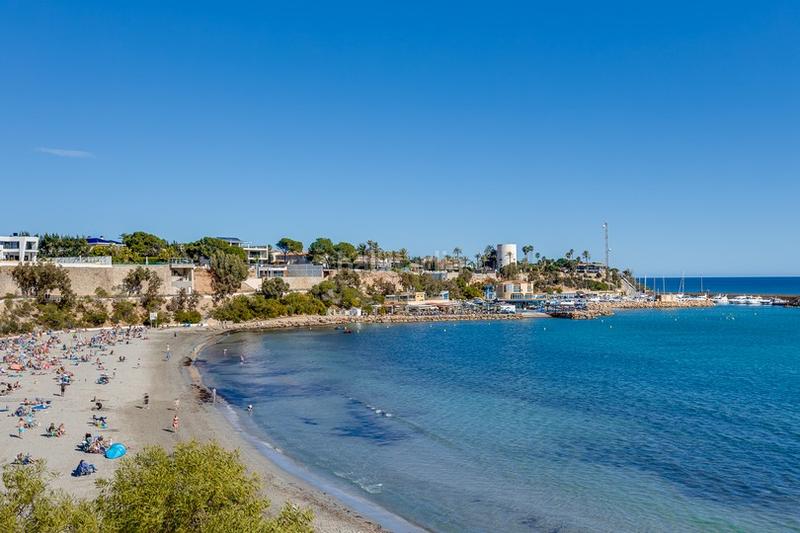 Foto 6b9fcc8d-1c07-4f76-b5a5-477f27c44aa3. Casa chalet de estilo mediterráneo en Cabo Roig a 300 m de la caleta en Orihuela