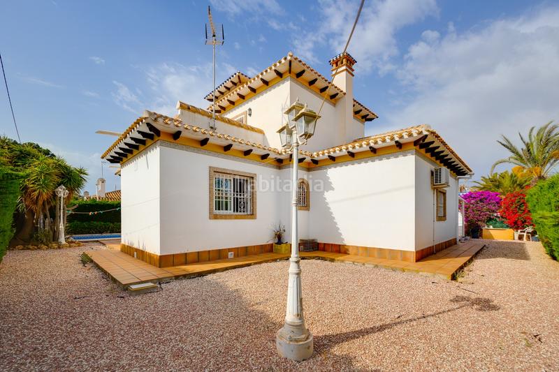 Foto 76bb65ec-6a6a-44e6-bb53-1dab6a47d362. Casa chalet de estilo mediterráneo en Cabo Roig a 300 m de la caleta en Orihuela