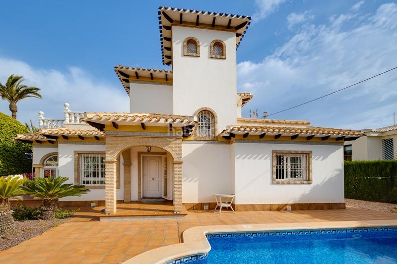 Foto 909887bd-4822-4f40-b99d-c5b07c80996f. Casa chalet de estilo mediterráneo en Cabo Roig a 300 m de la caleta en Orihuela