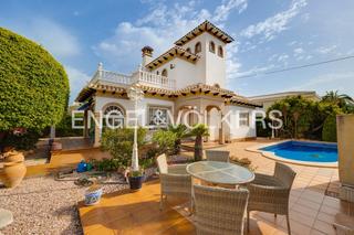 Casa en Cabo Roig. Chalet de estilo mediterrneo en cabo roig a 300 m de la caleta