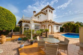 Casa en Cabo Roig. Chalet de estilo mediterrneo en cabo roig a 300 m de la caleta