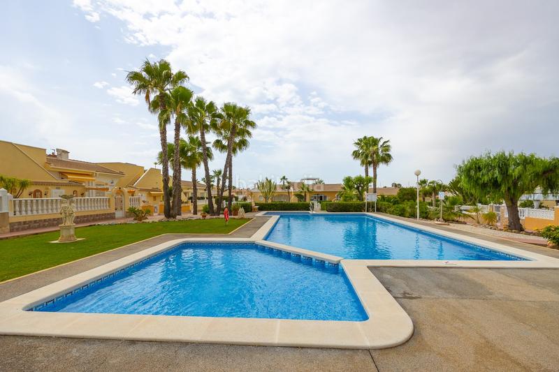 Foto 4382cf74-bf65-47d0-a4f3-56b9f5a5a443. Apartamento planta baja con jardín privado y piscina comunitaria en la fiesta quesada en Rojales