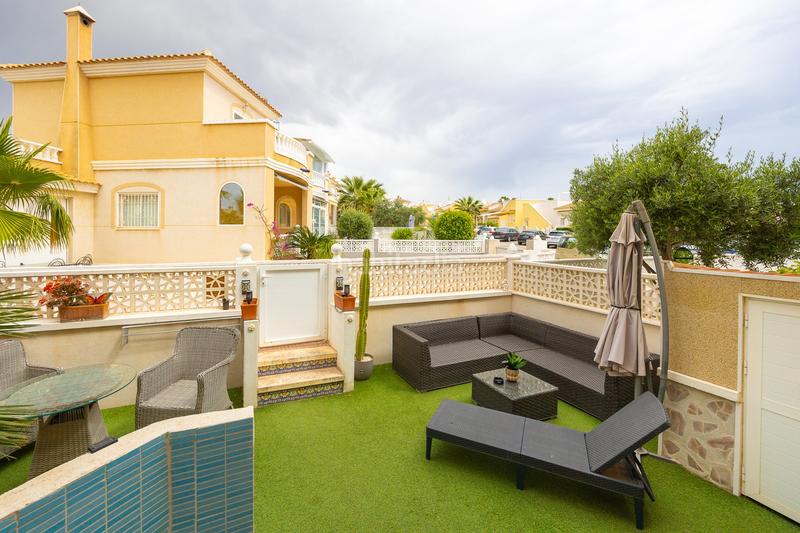 Foto 87e9a60d-62f6-4e12-b2d2-541eaf0b6700. Apartamento planta baja con jardín privado y piscina comunitaria en la fiesta quesada en Rojales