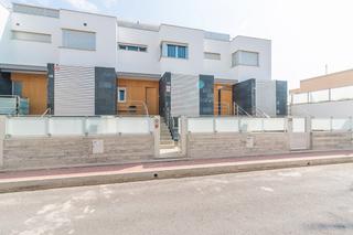 Casa en Guardamar Playa. Trplex, vistas al mar y garaje en guardamar
