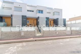 Casa in Guardamar Playa. Tríplex, vistas al mar y garaje en guardamar