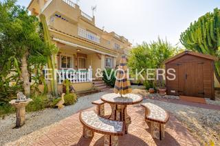 Casa en Zona Carrefour - Urbanizaciones. Chalet con piscina privada y vistas al lago en el chaparral, cos