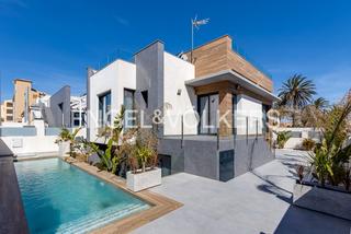 Casa a Los Europeos. Nueva villa de lujo a 50 metros de la playa en la mata