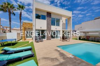 Masía en Zona los Frutales. Villa con vistas al mar y terraza de ensueño en torrevieja