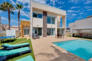 Mas à Zona los Frutales. Villa con vistas al mar y terraza de ensueño en torrevieja