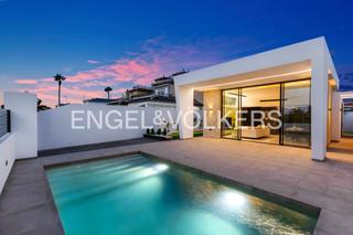 Casa en Los Balcones-Los Altos. Villa independiente con piscina en los balcones torrevieja