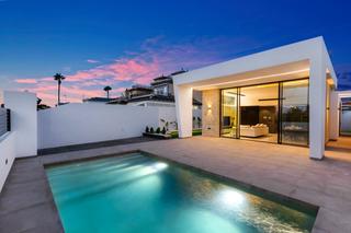 Maison à Los Balcones-Los Altos. Villa independiente con piscina en los balcones torrevieja
