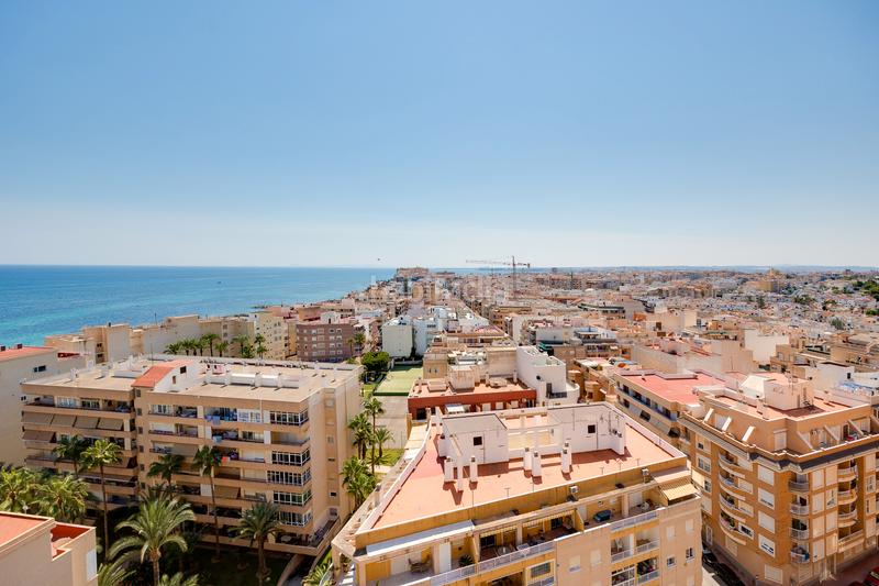 Foto 41de9acc-d44a-4899-ae52-c6d4963ba466. Apartamento exclusivo apartamento con vistas al mar y piscina comunitaria en la prestigiosa avenida roentgen en Torrevieja