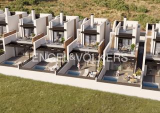 Casa in Aguas Nuevas. Chalet adosado de obra nueva en torrevieja con garaje incluido,