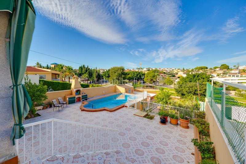 Foto cf56b894-9509-4662-a95a-063265888d9b. Casa adossada amb calefacció aparcament piscina a Torrevieja